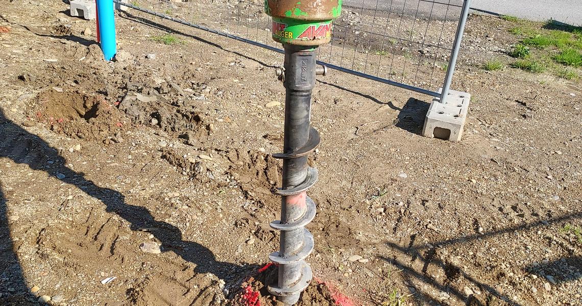 Aitatolppien poraus, ruuvipaalujen asennus ja kantojyrsint&auml; onnsituu.