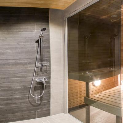 Kylpyhuoneremontti lasisein&auml;llinen sauna